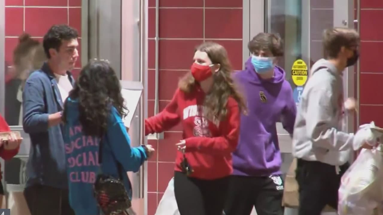 Disminuyen las hospitalizaciones, pero los nuevos casos de coronavirus van al alza