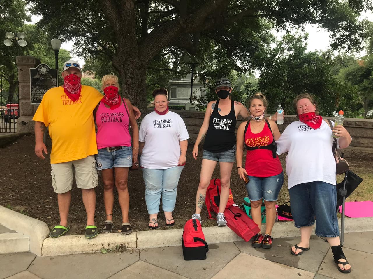 La página del evento de Facebook para la protesta del martes enumeró a más de 900 personas registradas para asistir con más de 4.400 personas interesadas, pero al lugar acudió una cantidad menor.