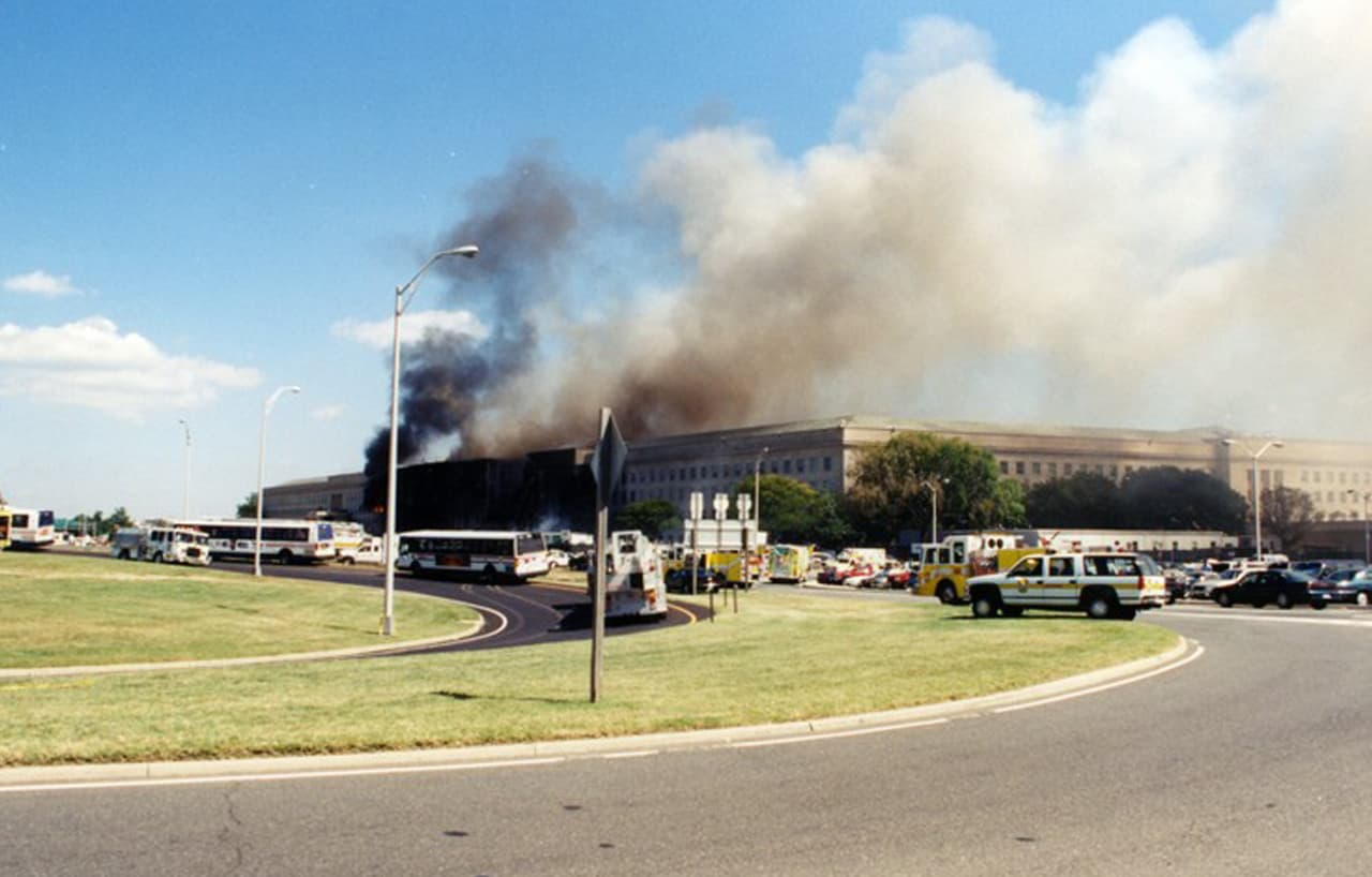 El incendio de la fachada occidental. En total ocurrieron 189 muertes en el Pentágono, 125 en el edificio y 64 a bordo del vuelo secuestrado.