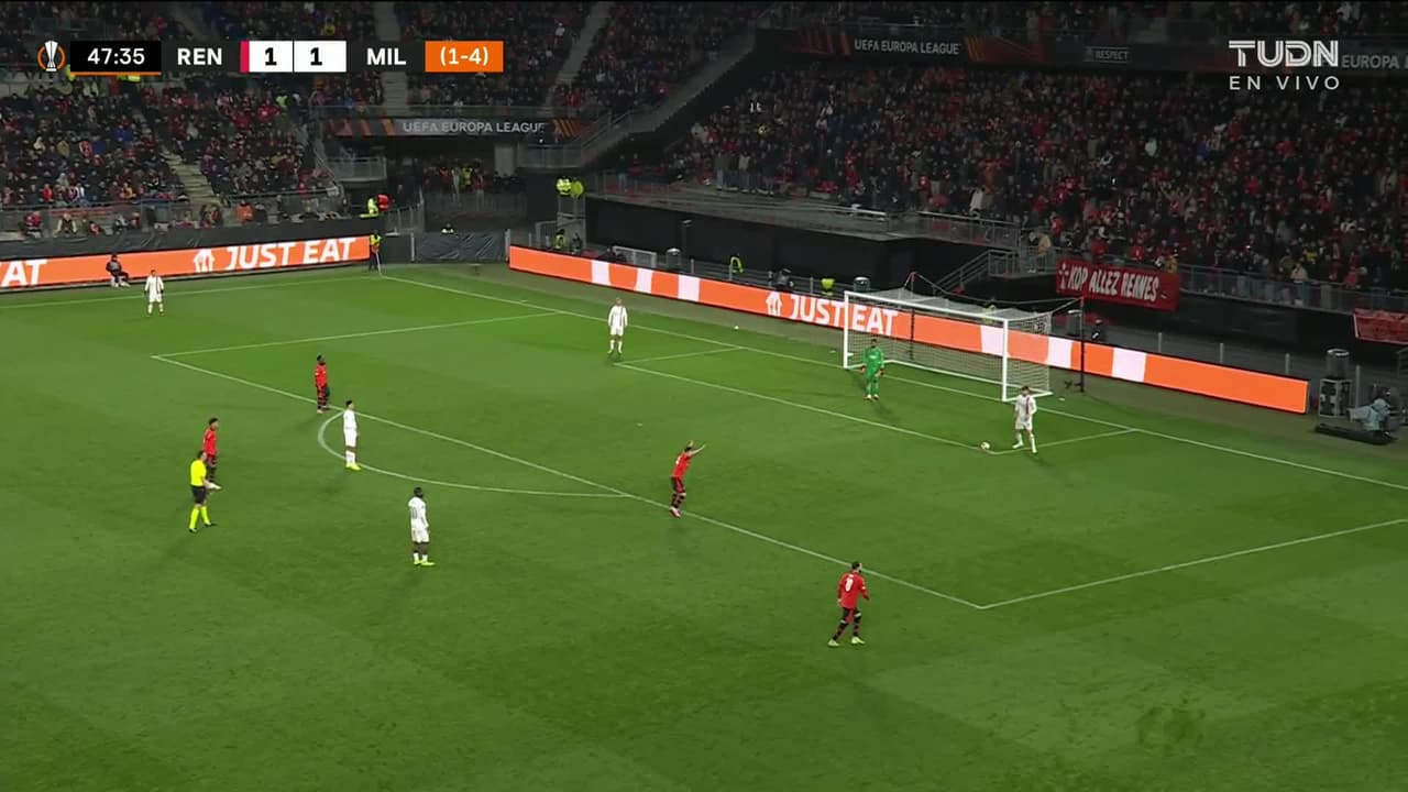 ¡TIRO ATAJADO! disparo por Rafael Leão.