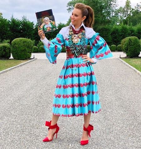 "Hoy conocí a mi 'fashion icon' Iris Apfel. Siempre he sido extravagante y atrevida en mi forma de vestir, y saber que en el mundo existen seres maravillosos como ella, que inspiran a seguir un camino personal y auténtico, sin importar lo que nadie diga, es refrescante [...]", mencionó la también actriz.