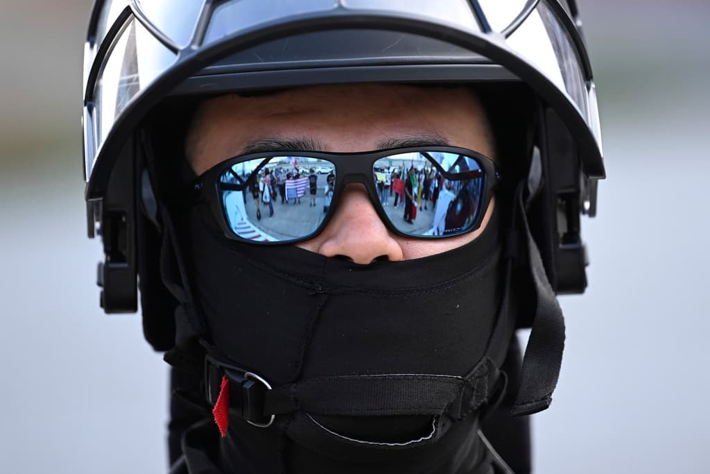 Condado de Los Ángeles busca prohibir máscaras a agentes de ICE en operaciones