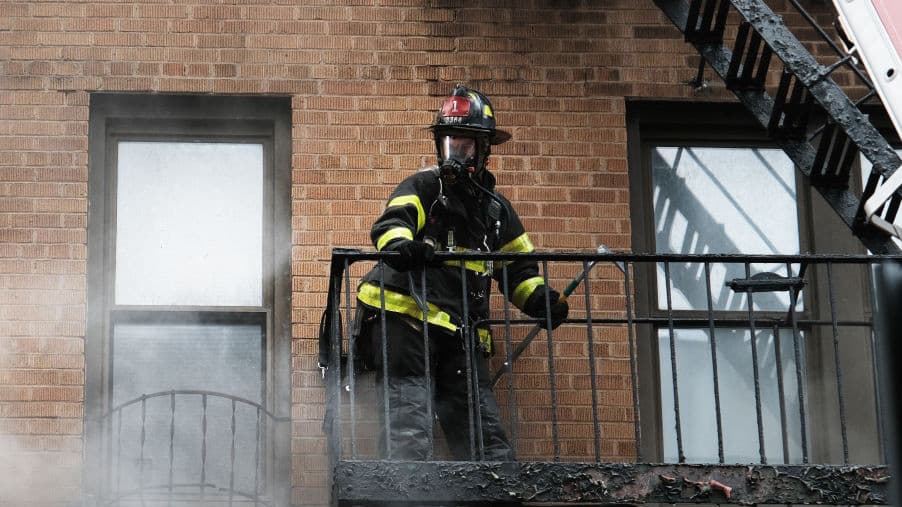 Una mujer de 40 años y sus dos hijas de 8 y 10 años murieron en incendio en un apartamento de Brooklyn