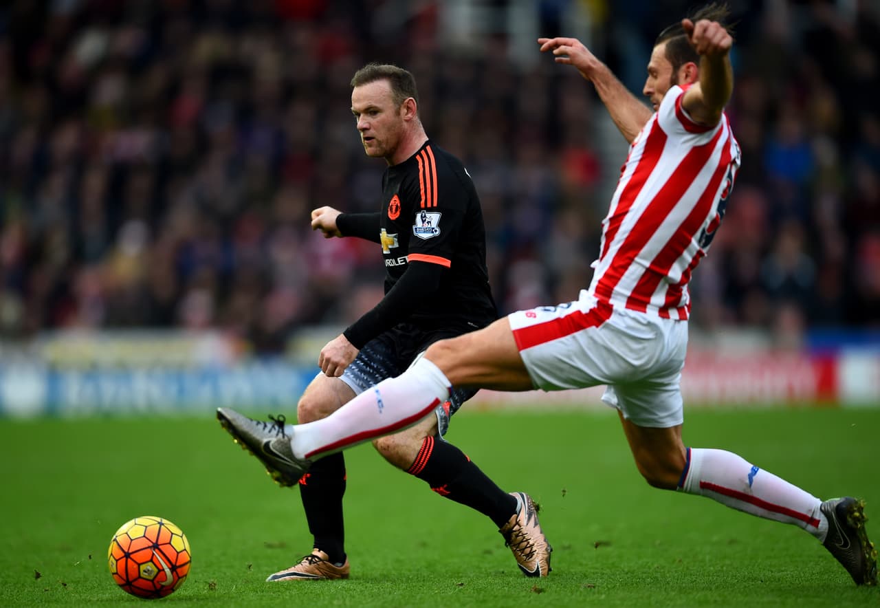 El mal juego se combinó con los errores como el de Memphis Depay cuando trató de ceder de cabeza el balón al arquero David de Gea y aquello resultó en una dolorosa caída.