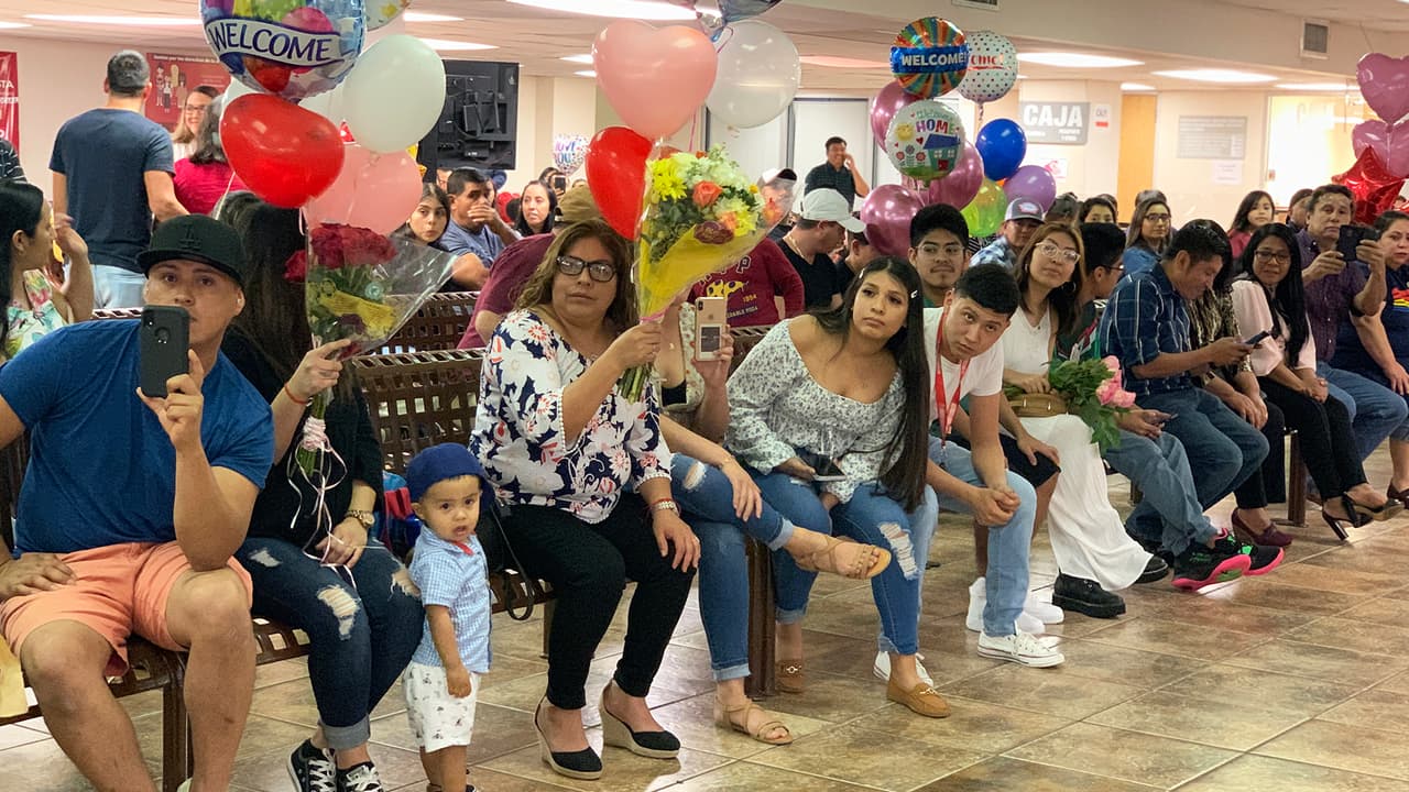 Desde muy temprano había mucha expectativa entre todos los inmigrantes que llegaron de diferentes ciudades de Texas para recibir a sus seres queridos a quienes no veían desde hace muchos años.
