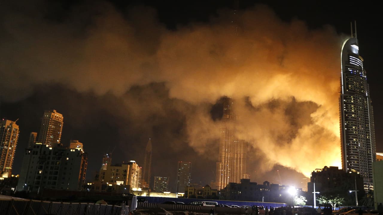 Incendio devora rascacielos en Dubái