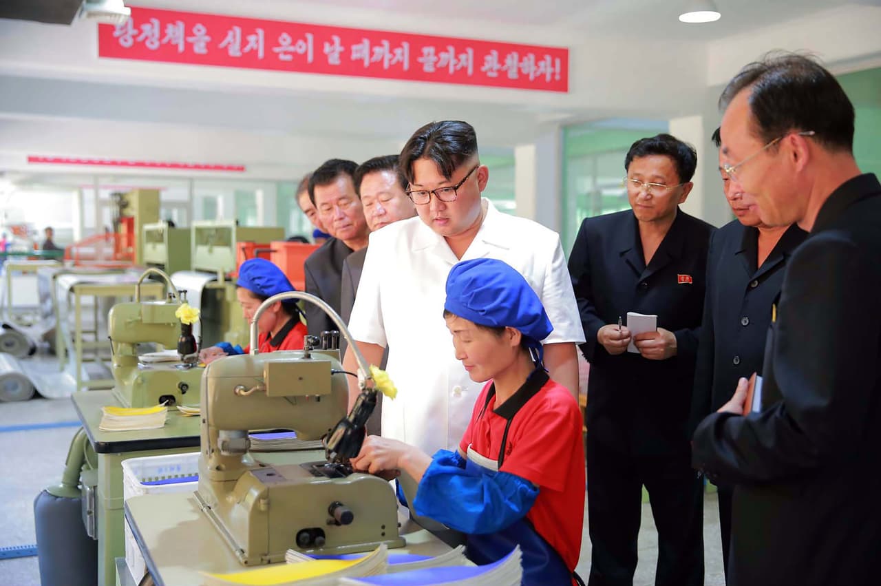 <b>La vista en todo.</b> Kim Jong-Un examina la producción en una fábrica de implementos deportivos de Pyongyang el 2 de junio de 2016.