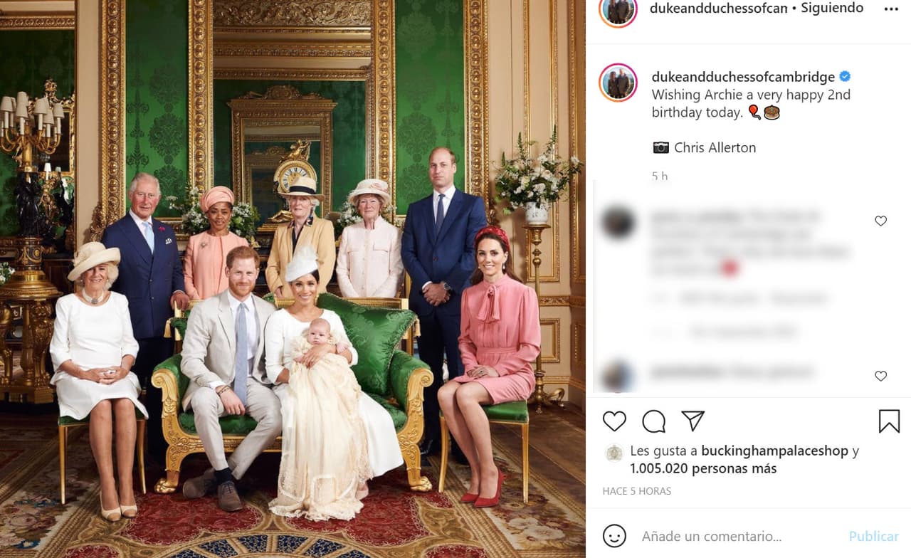 Tampoco la familia real lo ha visto tan seguido como el resto del mundo. Por lo menos no en persona. La reina Isabel y el resto de los integrantes 
<b><a href="https://www.univision.com/famosos/dos-meses-pasaron-para-que-los-hijos-de-kate-y-william-conocieran-a-su-primo-archie-el-encuentro-fue-encantador-fotos" target="_blank">no lo ven desde hace 19 meses. </a></b>
<br>