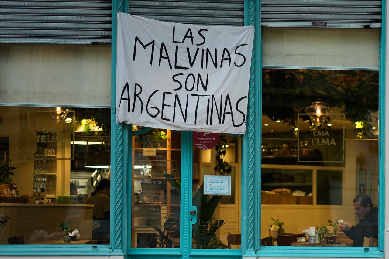 "Las Malvinas son argentinas": una pancarta convierte a las Islas Malvinas en una obsesión cultural