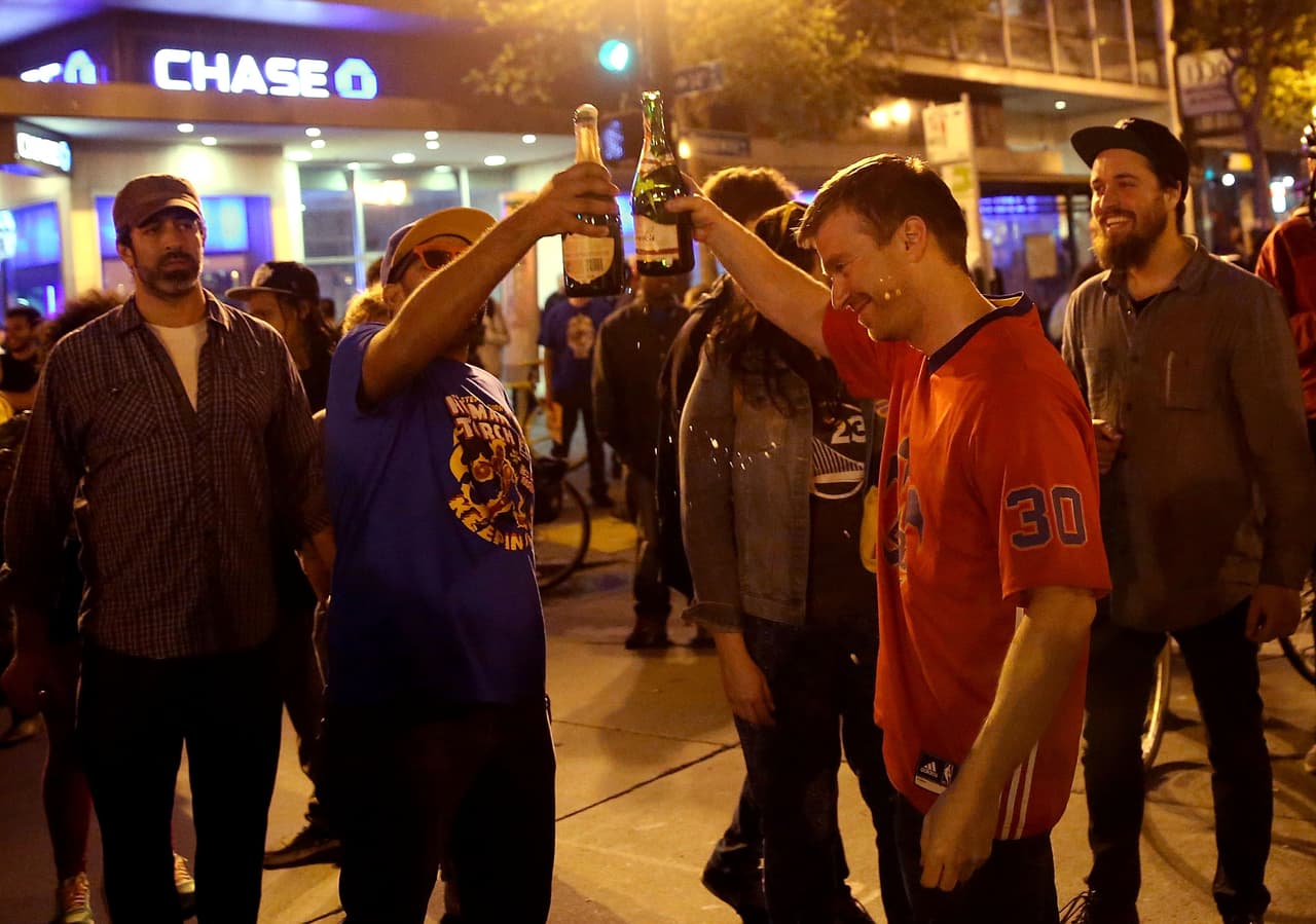 Fans de los Golden State Warriors celebraron en las calles de Oakland