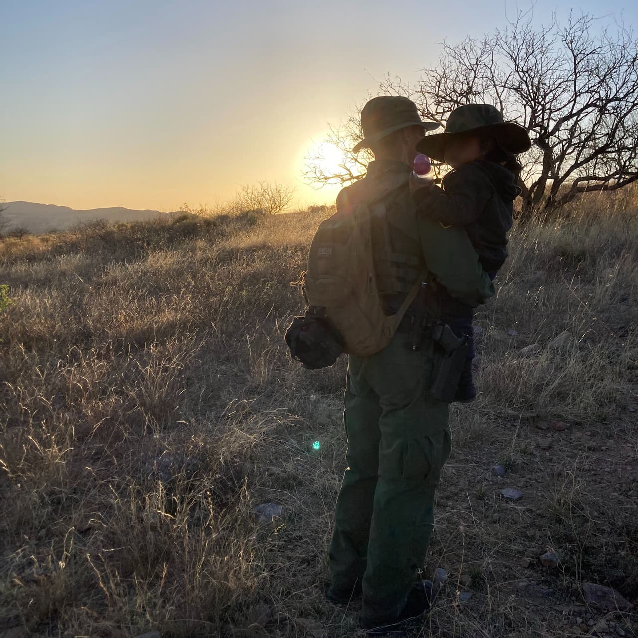Seis migrantes fueron encontrados por agentes de Tucson Station en un área montañosa en las afueras de Arivaca. Dos mujeres en el grupo tenían cada una un niño menor de cinco años con ellas. Un agente cargó desinteresadamente a uno de los niños en la larga caminata de regreso a los vehículos, tuiteó la Patrulla Fronteriza.