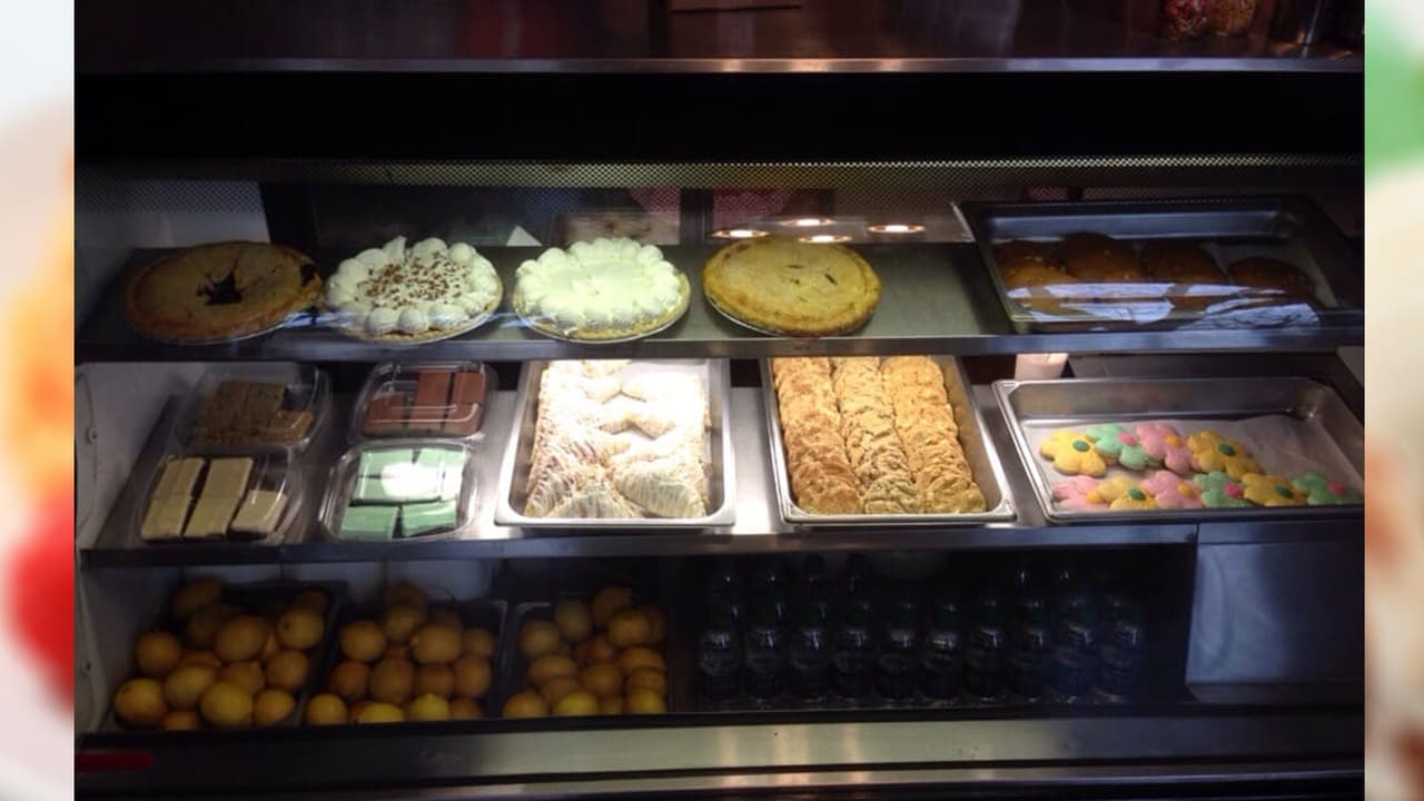 <b>Eli’s Old-Fashioned Ice Cream & Soda</b>: Un lugar con historia y un gran menú que ofrece más allá de los ricos conos de helados, unos recomendados refrescos de temporada. Dirección: 7 S Main St., Payson.