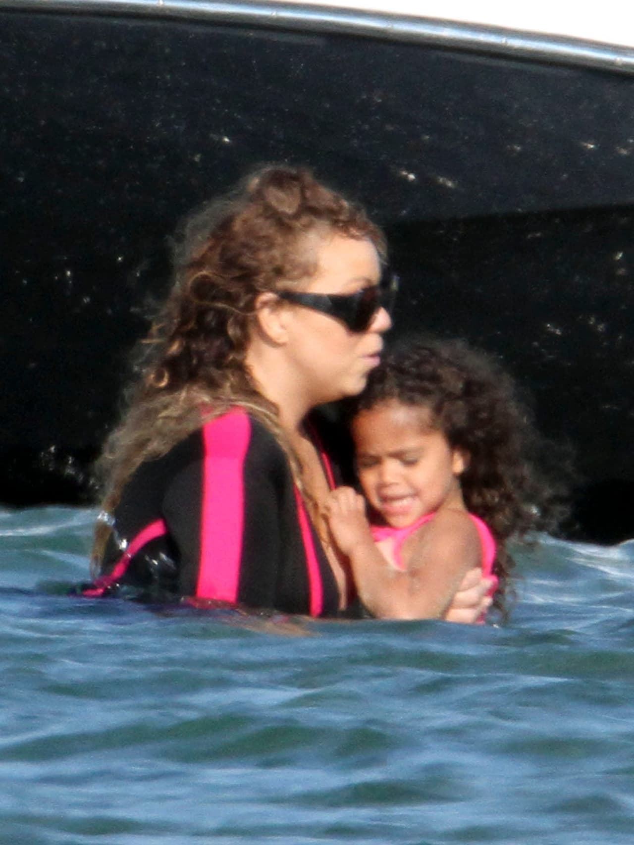 La pequeña Monroe su puso nerviosa en el mar.