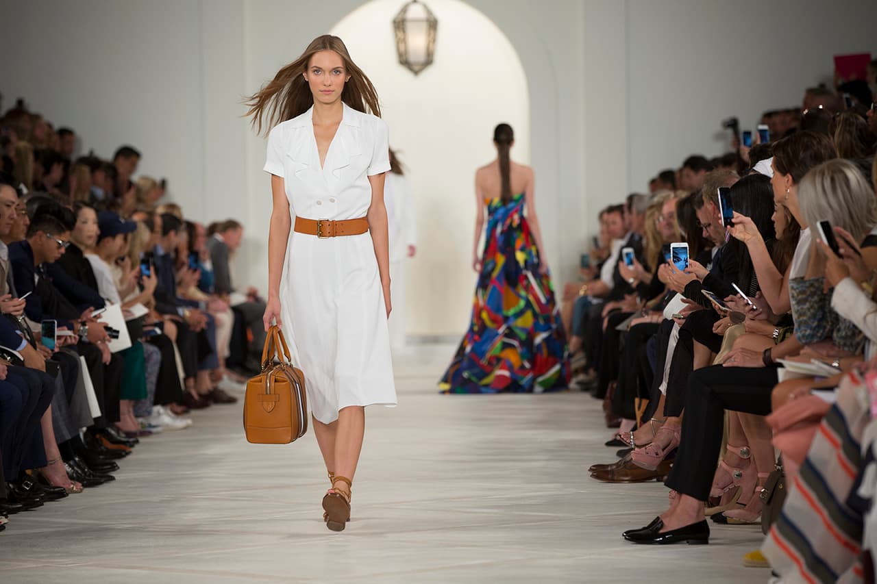 En su presentación durante el NYFW regresa a los básicos veraniegos con un estilo náutico y lleno de elegancia. Colores neutros combinados entre sí y renovados haciendo uso de los 'color blocks' en accesorios y prendas clásicas. Los diseños más elegantes incluyen 'maxi dresses', 'jumpsuits', 'culottes', 'leather jackets' en color camello y conjuntos de color sólido. Si duda una colección que invita a embarcarse en un viaje por el mediterráneo. Diseñador Ralph Lauren. NYFW, Spring/Summer 2016 - 09/17/2015