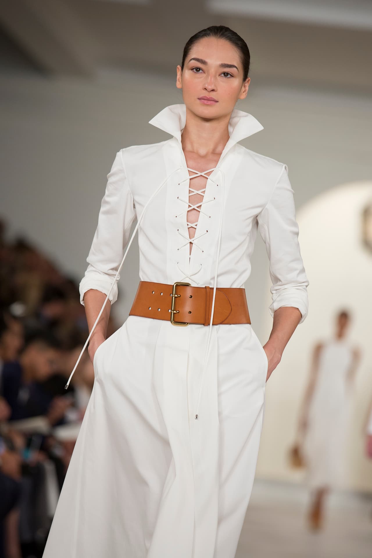 En su presentación durante el NYFW regresa a los básicos veraniegos con un estilo náutico y lleno de elegancia. Colores neutros combinados entre sí y renovados haciendo uso de los 'color blocks' en accesorios y prendas clásicas. Los diseños más elegantes incluyen 'maxi dresses', 'jumpsuits', 'culottes', 'leather jackets' en color camello y conjuntos de color sólido. Si duda una colección que invita a embarcarse en un viaje por el mediterráneo. Diseñador Ralph Lauren. NYFW, Spring/Summer 2016 - 09/17/2015