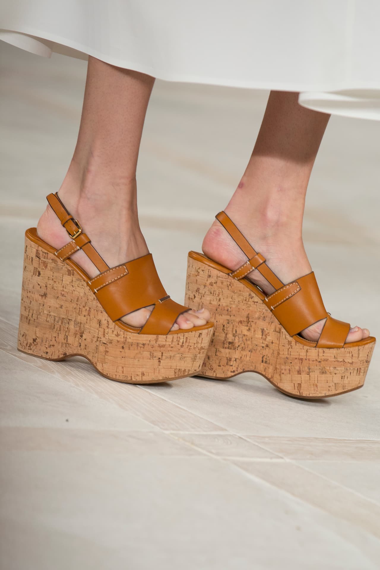 En su presentación durante el NYFW regresa a los básicos veraniegos con un estilo náutico y lleno de elegancia. Colores neutros combinados entre sí y renovados haciendo uso de los 'color blocks' en accesorios y prendas clásicas. Los diseños más elegantes incluyen 'maxi dresses', 'jumpsuits', 'culottes', 'leather jackets' en color camello y conjuntos de color sólido. Si duda una colección que invita a embarcarse en un viaje por el mediterráneo. Diseñador Ralph Lauren. NYFW, Spring/Summer 2016 - 09/17/2015