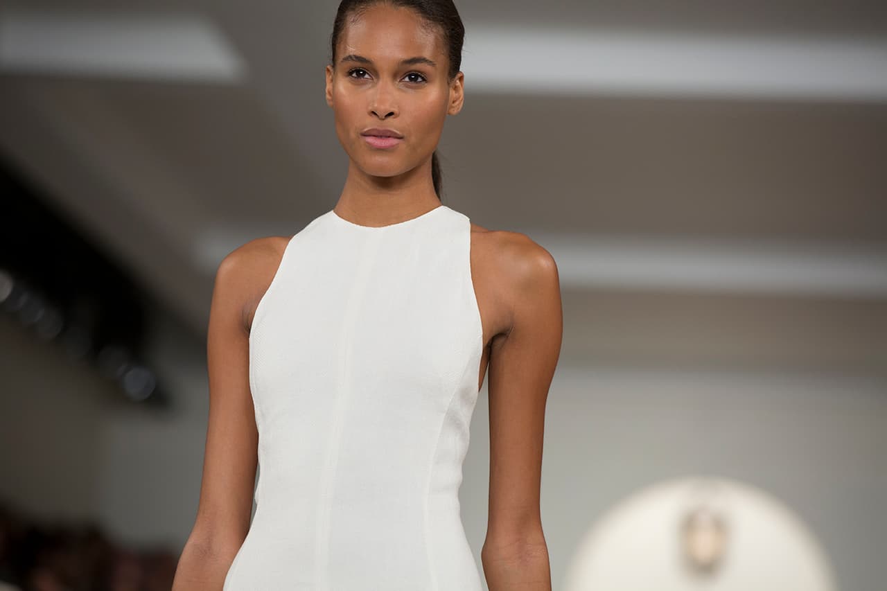 En su presentación durante el NYFW regresa a los básicos veraniegos con un estilo náutico y lleno de elegancia. Colores neutros combinados entre sí y renovados haciendo uso de los 'color blocks' en accesorios y prendas clásicas. Los diseños más elegantes incluyen 'maxi dresses', 'jumpsuits', 'culottes', 'leather jackets' en color camello y conjuntos de color sólido. Si duda una colección que invita a embarcarse en un viaje por el mediterráneo. Diseñador Ralph Lauren. NYFW, Spring/Summer 2016 - 09/17/2015