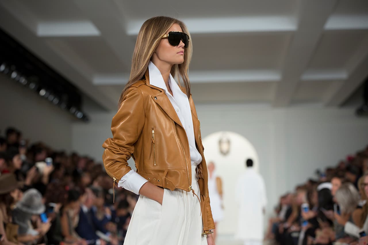 En su presentación durante el NYFW regresa a los básicos veraniegos con un estilo náutico y lleno de elegancia. Colores neutros combinados entre sí y renovados haciendo uso de los 'color blocks' en accesorios y prendas clásicas. Los diseños más elegantes incluyen 'maxi dresses', 'jumpsuits', 'culottes', 'leather jackets' en color camello y conjuntos de color sólido. Si duda una colección que invita a embarcarse en un viaje por el mediterráneo. Diseñador Ralph Lauren. NYFW, Spring/Summer 2016 - 09/17/2015