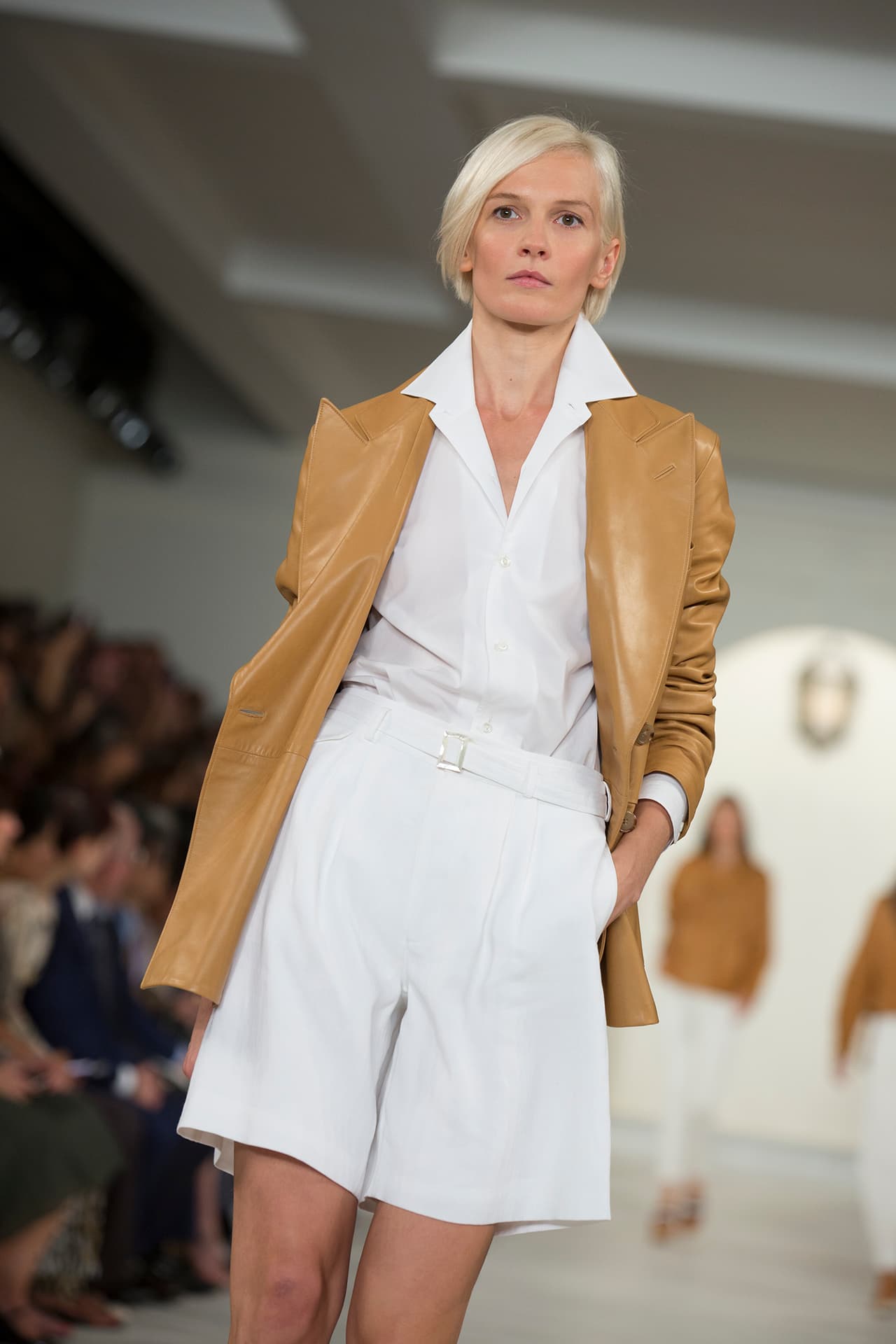 En su presentación durante el NYFW regresa a los básicos veraniegos con un estilo náutico y lleno de elegancia. Colores neutros combinados entre sí y renovados haciendo uso de los 'color blocks' en accesorios y prendas clásicas. Los diseños más elegantes incluyen 'maxi dresses', 'jumpsuits', 'culottes', 'leather jackets' en color camello y conjuntos de color sólido. Si duda una colección que invita a embarcarse en un viaje por el mediterráneo. Diseñador Ralph Lauren. NYFW, Spring/Summer 2016 - 09/17/2015