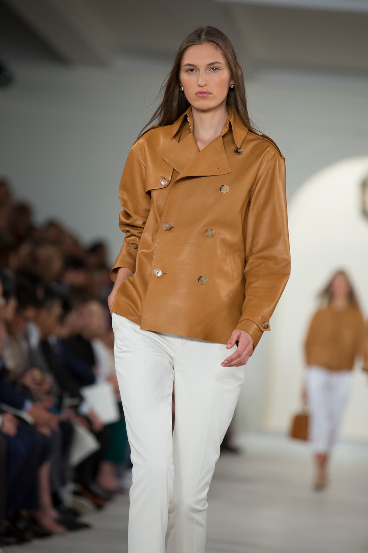 En su presentación durante el NYFW regresa a los básicos veraniegos con un estilo náutico y lleno de elegancia. Colores neutros combinados entre sí y renovados haciendo uso de los 'color blocks' en accesorios y prendas clásicas. Los diseños más elegantes incluyen 'maxi dresses', 'jumpsuits', 'culottes', 'leather jackets' en color camello y conjuntos de color sólido. Si duda una colección que invita a embarcarse en un viaje por el mediterráneo. Diseñador Ralph Lauren. NYFW, Spring/Summer 2016 - 09/17/2015