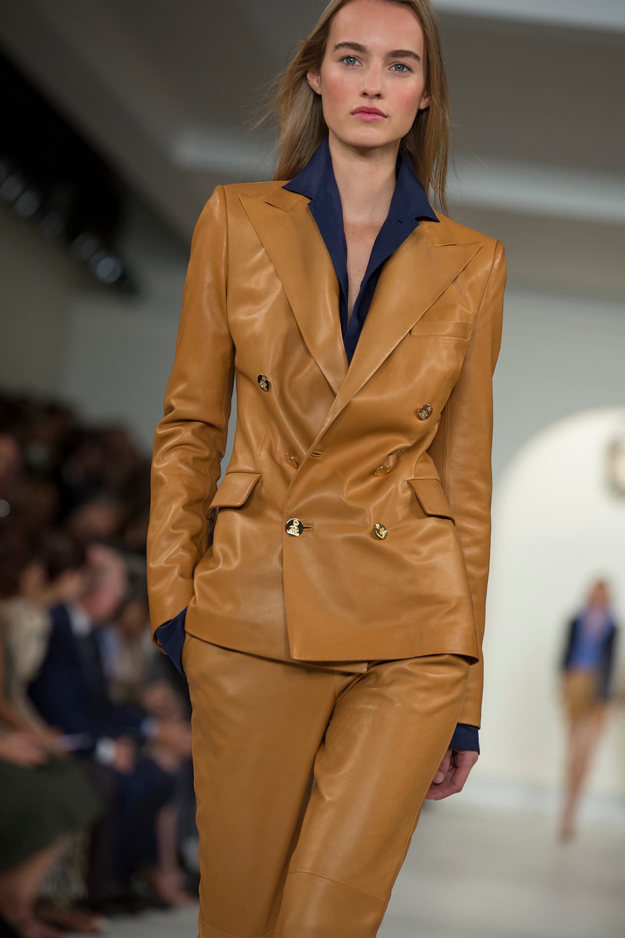 En su presentación durante el NYFW regresa a los básicos veraniegos con un estilo náutico y lleno de elegancia. Colores neutros combinados entre sí y renovados haciendo uso de los 'color blocks' en accesorios y prendas clásicas. Los diseños más elegantes incluyen 'maxi dresses', 'jumpsuits', 'culottes', 'leather jackets' en color camello y conjuntos de color sólido. Si duda una colección que invita a embarcarse en un viaje por el mediterráneo. Diseñador Ralph Lauren. NYFW, Spring/Summer 2016 - 09/17/2015