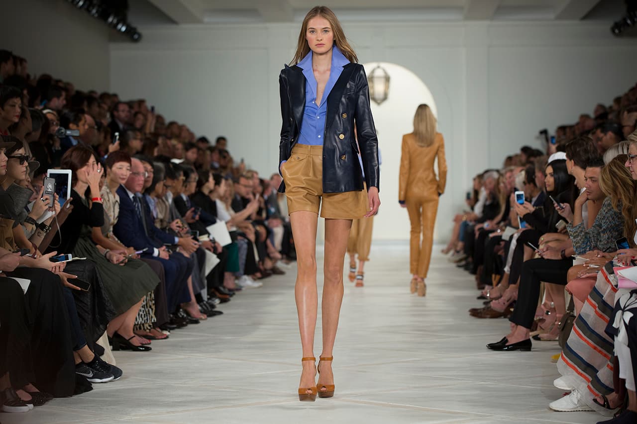 En su presentación durante el NYFW regresa a los básicos veraniegos con un estilo náutico y lleno de elegancia. Colores neutros combinados entre sí y renovados haciendo uso de los 'color blocks' en accesorios y prendas clásicas. Los diseños más elegantes incluyen 'maxi dresses', 'jumpsuits', 'culottes', 'leather jackets' en color camello y conjuntos de color sólido. Si duda una colección que invita a embarcarse en un viaje por el mediterráneo. Diseñador Ralph Lauren. NYFW, Spring/Summer 2016 - 09/17/2015