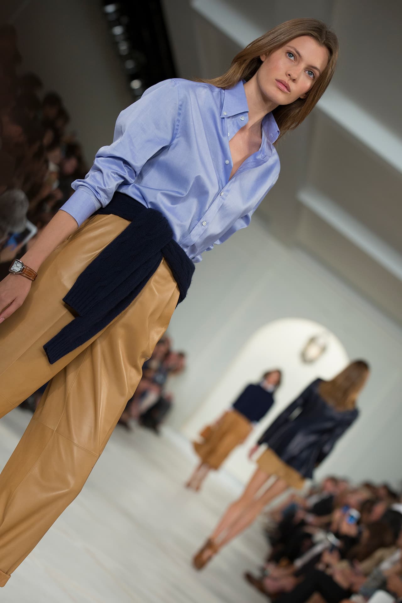 En su presentación durante el NYFW regresa a los básicos veraniegos con un estilo náutico y lleno de elegancia. Colores neutros combinados entre sí y renovados haciendo uso de los 'color blocks' en accesorios y prendas clásicas. Los diseños más elegantes incluyen 'maxi dresses', 'jumpsuits', 'culottes', 'leather jackets' en color camello y conjuntos de color sólido. Si duda una colección que invita a embarcarse en un viaje por el mediterráneo. Diseñador Ralph Lauren. NYFW, Spring/Summer 2016 - 09/17/2015