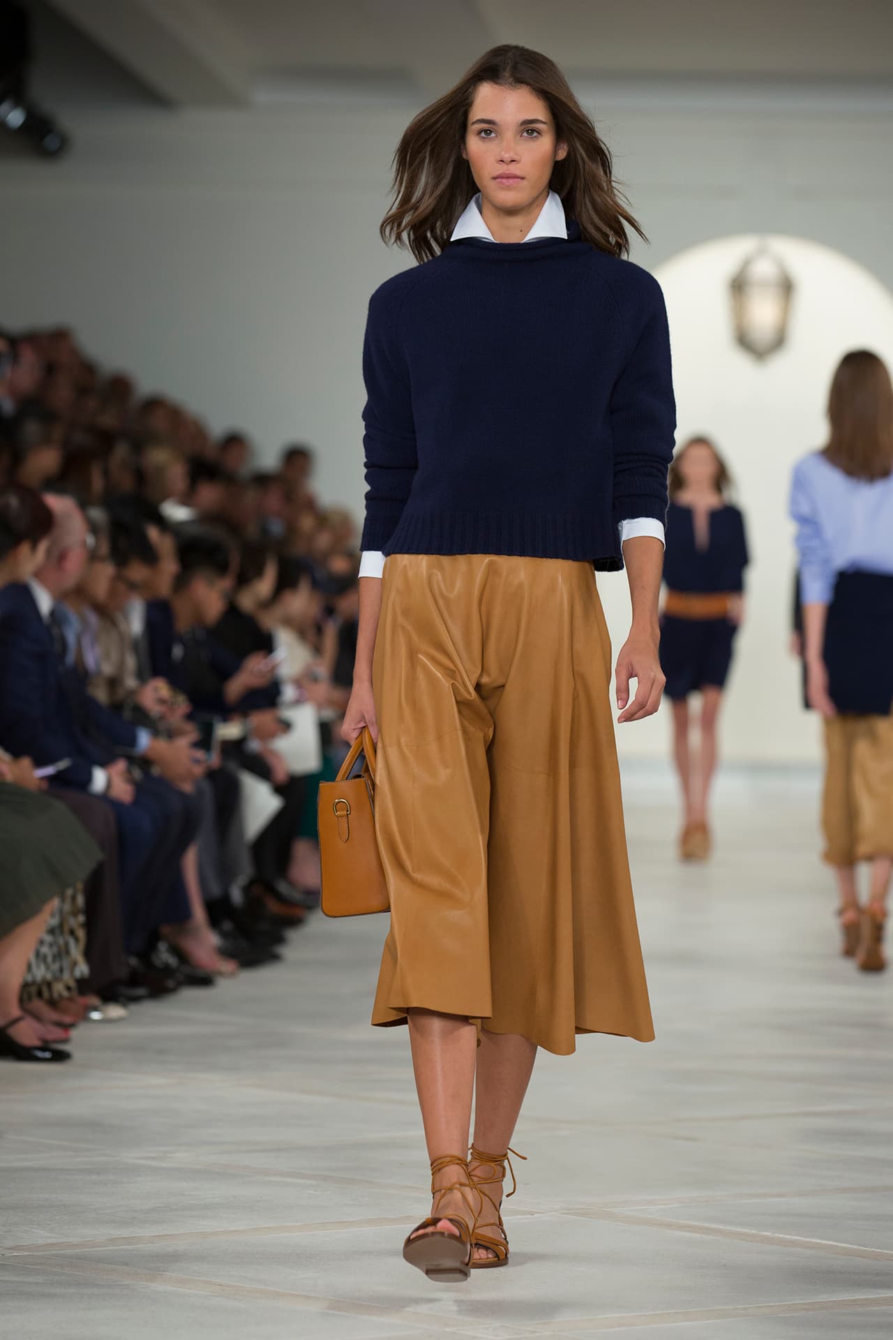 En su presentación durante el NYFW regresa a los básicos veraniegos con un estilo náutico y lleno de elegancia. Colores neutros combinados entre sí y renovados haciendo uso de los 'color blocks' en accesorios y prendas clásicas. Los diseños más elegantes incluyen 'maxi dresses', 'jumpsuits', 'culottes', 'leather jackets' en color camello y conjuntos de color sólido. Si duda una colección que invita a embarcarse en un viaje por el mediterráneo. Diseñador Ralph Lauren. NYFW, Spring/Summer 2016 - 09/17/2015