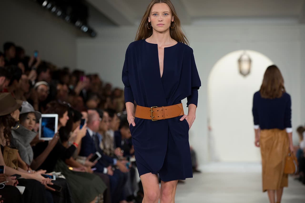 En su presentación durante el NYFW regresa a los básicos veraniegos con un estilo náutico y lleno de elegancia. Colores neutros combinados entre sí y renovados haciendo uso de los 'color blocks' en accesorios y prendas clásicas. Los diseños más elegantes incluyen 'maxi dresses', 'jumpsuits', 'culottes', 'leather jackets' en color camello y conjuntos de color sólido. Si duda una colección que invita a embarcarse en un viaje por el mediterráneo. Diseñador Ralph Lauren. NYFW, Spring/Summer 2016 - 09/17/2015