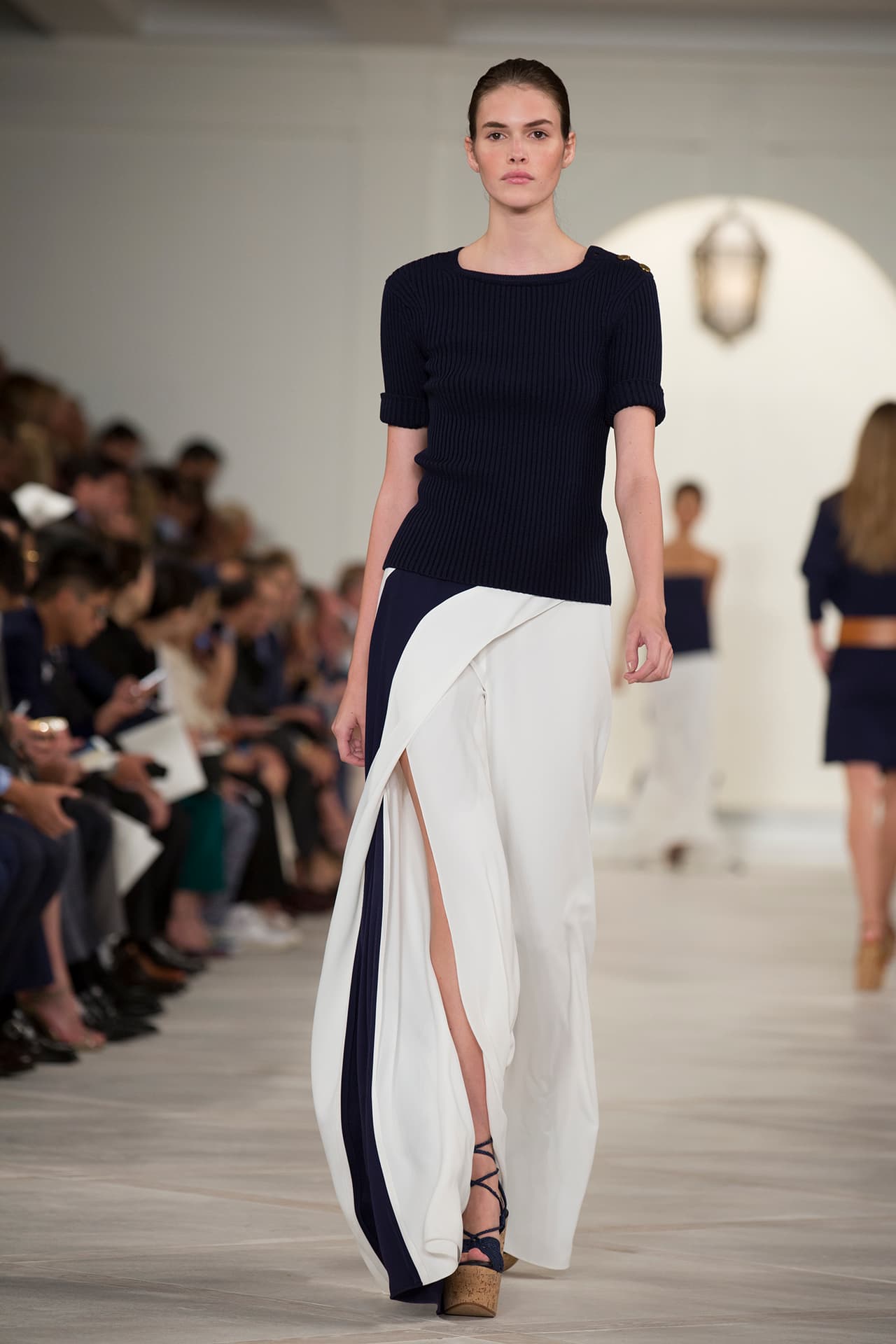 En su presentación durante el NYFW regresa a los básicos veraniegos con un estilo náutico y lleno de elegancia. Colores neutros combinados entre sí y renovados haciendo uso de los 'color blocks' en accesorios y prendas clásicas. Los diseños más elegantes incluyen 'maxi dresses', 'jumpsuits', 'culottes', 'leather jackets' en color camello y conjuntos de color sólido. Si duda una colección que invita a embarcarse en un viaje por el mediterráneo. Diseñador Ralph Lauren. NYFW, Spring/Summer 2016 - 09/17/2015