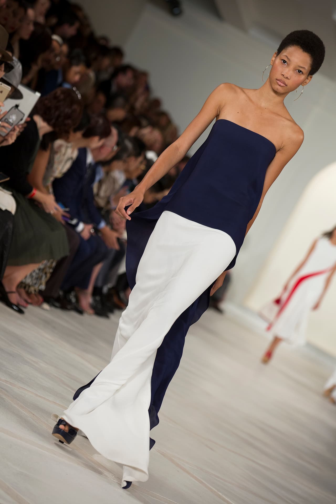 En su presentación durante el NYFW regresa a los básicos veraniegos con un estilo náutico y lleno de elegancia. Colores neutros combinados entre sí y renovados haciendo uso de los 'color blocks' en accesorios y prendas clásicas. Los diseños más elegantes incluyen 'maxi dresses', 'jumpsuits', 'culottes', 'leather jackets' en color camello y conjuntos de color sólido. Si duda una colección que invita a embarcarse en un viaje por el mediterráneo. Diseñador Ralph Lauren. NYFW, Spring/Summer 2016 - 09/17/2015