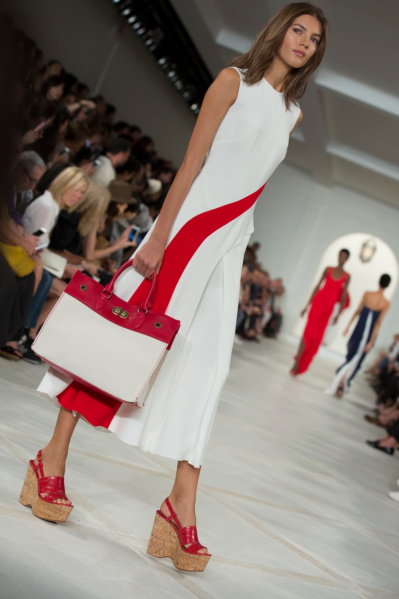 En su presentación durante el NYFW regresa a los básicos veraniegos con un estilo náutico y lleno de elegancia. Colores neutros combinados entre sí y renovados haciendo uso de los 'color blocks' en accesorios y prendas clásicas. Los diseños más elegantes incluyen 'maxi dresses', 'jumpsuits', 'culottes', 'leather jackets' en color camello y conjuntos de color sólido. Si duda una colección que invita a embarcarse en un viaje por el mediterráneo. Diseñador Ralph Lauren. NYFW, Spring/Summer 2016 - 09/17/2015