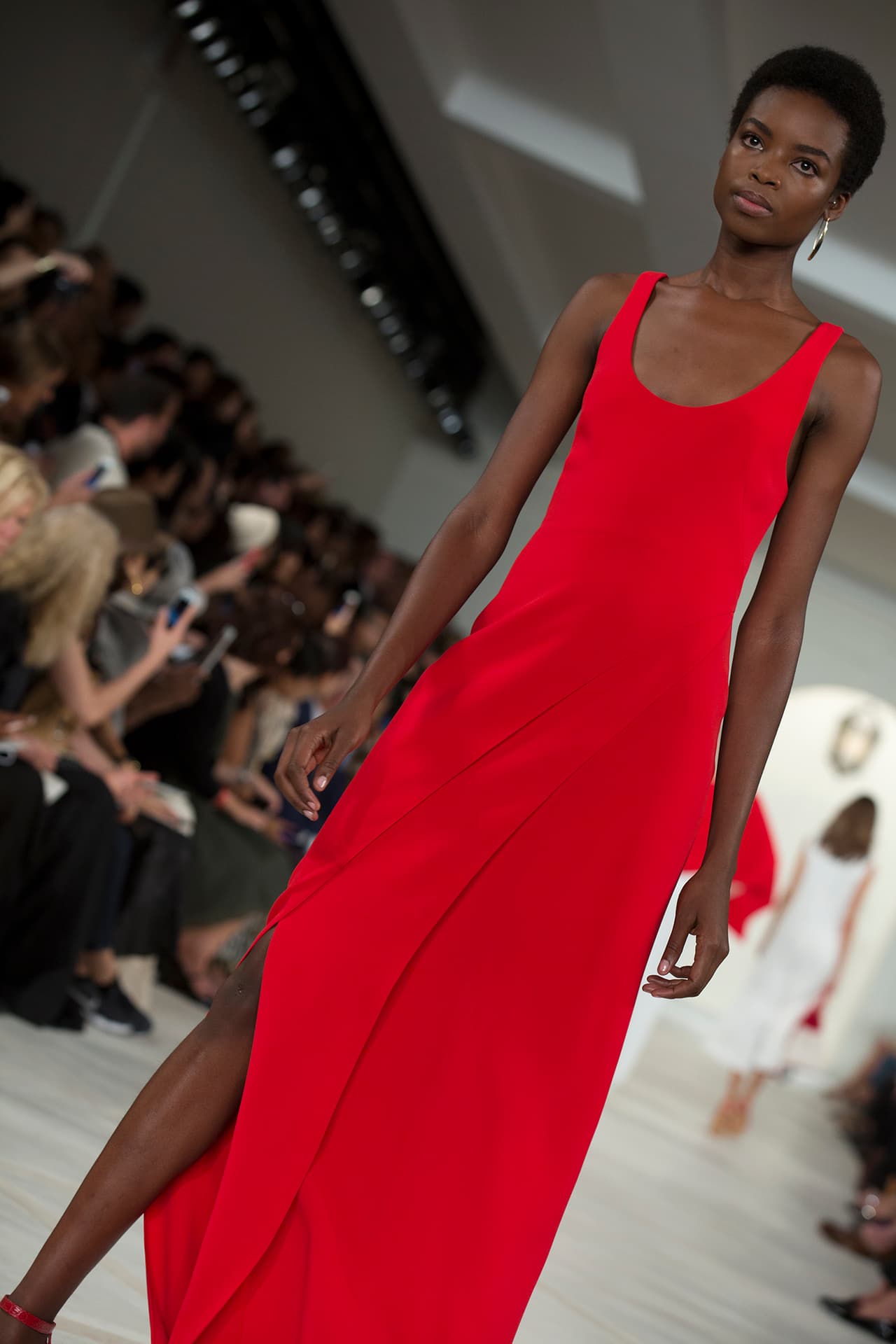 En su presentación durante el NYFW regresa a los básicos veraniegos con un estilo náutico y lleno de elegancia. Colores neutros combinados entre sí y renovados haciendo uso de los 'color blocks' en accesorios y prendas clásicas. Los diseños más elegantes incluyen 'maxi dresses', 'jumpsuits', 'culottes', 'leather jackets' en color camello y conjuntos de color sólido. Si duda una colección que invita a embarcarse en un viaje por el mediterráneo. Diseñador Ralph Lauren. NYFW, Spring/Summer 2016 - 09/17/2015