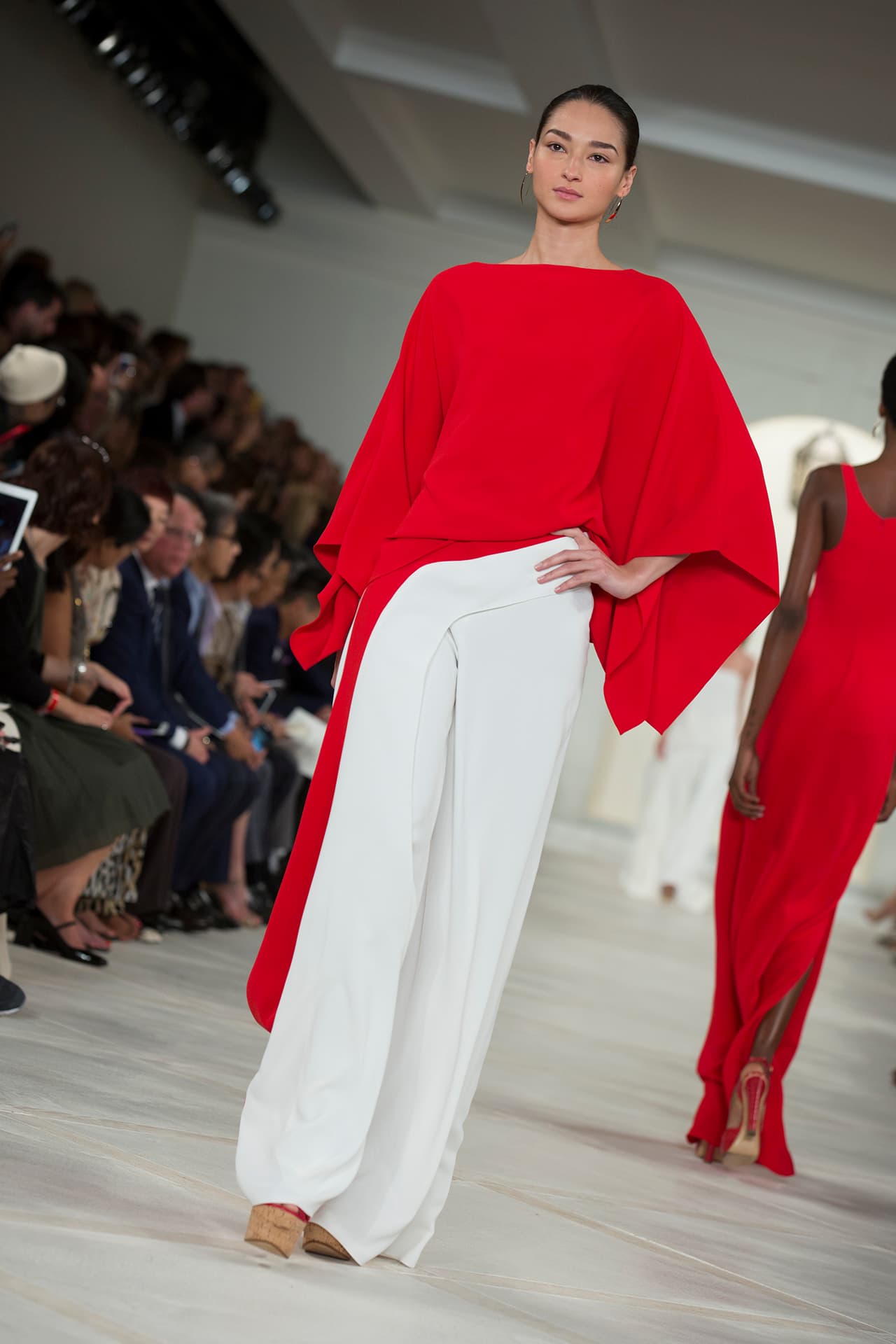 En su presentación durante el NYFW regresa a los básicos veraniegos con un estilo náutico y lleno de elegancia. Colores neutros combinados entre sí y renovados haciendo uso de los 'color blocks' en accesorios y prendas clásicas. Los diseños más elegantes incluyen 'maxi dresses', 'jumpsuits', 'culottes', 'leather jackets' en color camello y conjuntos de color sólido. Si duda una colección que invita a embarcarse en un viaje por el mediterráneo. Diseñador Ralph Lauren. NYFW, Spring/Summer 2016 - 09/17/2015