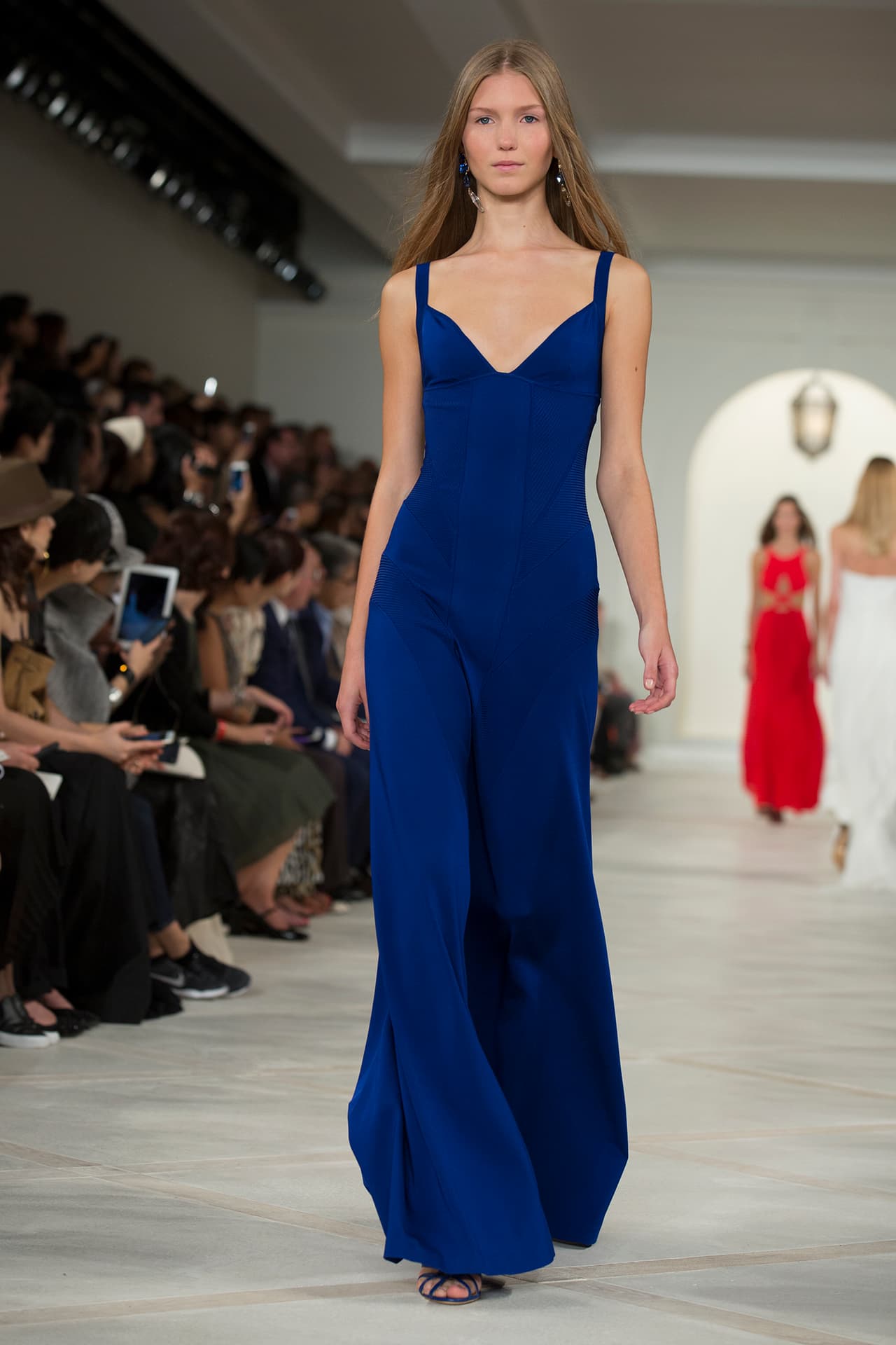 En su presentación durante el NYFW regresa a los básicos veraniegos con un estilo náutico y lleno de elegancia. Colores neutros combinados entre sí y renovados haciendo uso de los 'color blocks' en accesorios y prendas clásicas. Los diseños más elegantes incluyen 'maxi dresses', 'jumpsuits', 'culottes', 'leather jackets' en color camello y conjuntos de color sólido. Si duda una colección que invita a embarcarse en un viaje por el mediterráneo. Diseñador Ralph Lauren. NYFW, Spring/Summer 2016 - 09/17/2015