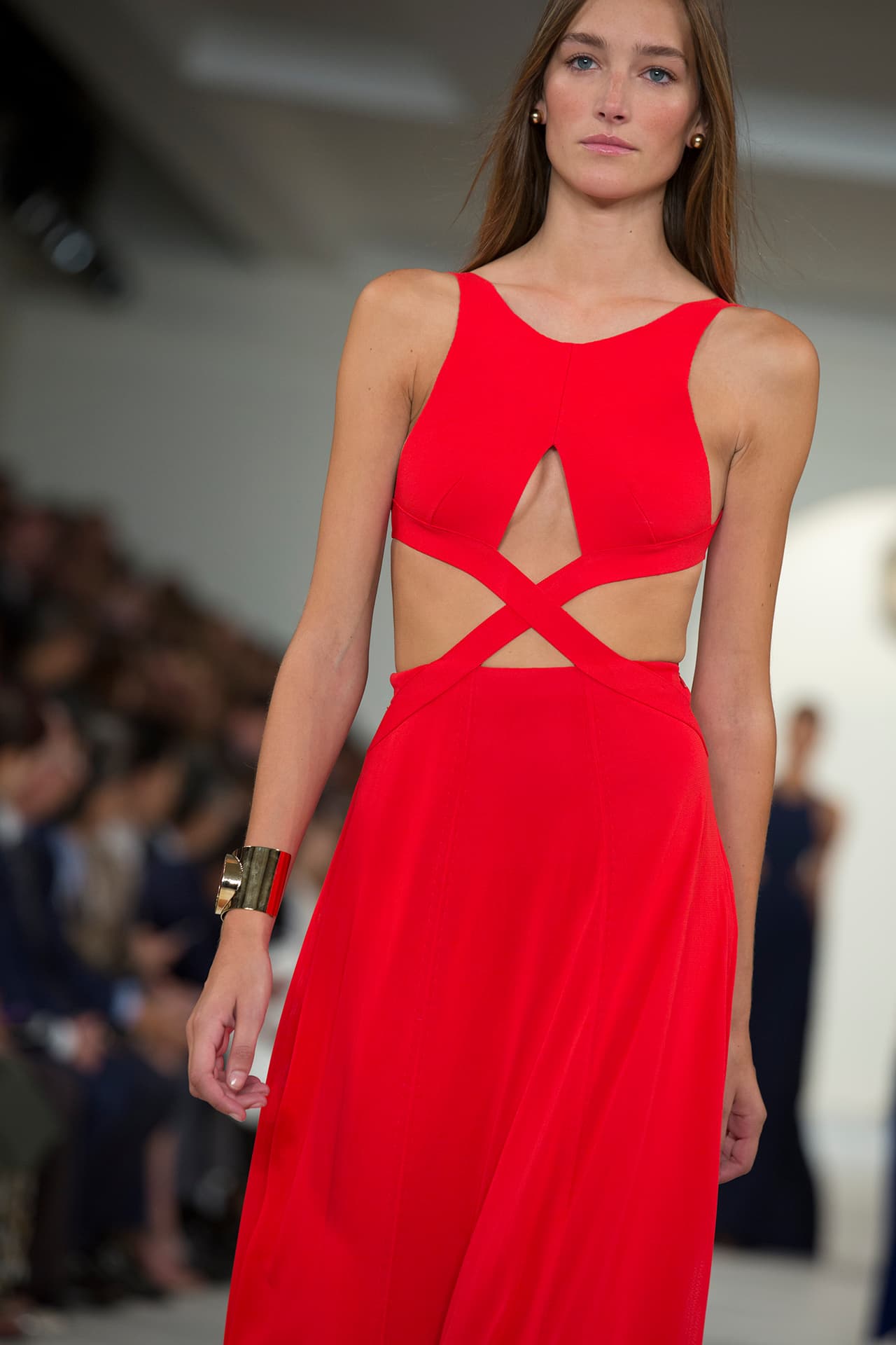 En su presentación durante el NYFW regresa a los básicos veraniegos con un estilo náutico y lleno de elegancia. Colores neutros combinados entre sí y renovados haciendo uso de los 'color blocks' en accesorios y prendas clásicas. Los diseños más elegantes incluyen 'maxi dresses', 'jumpsuits', 'culottes', 'leather jackets' en color camello y conjuntos de color sólido. Si duda una colección que invita a embarcarse en un viaje por el mediterráneo. Diseñador Ralph Lauren. NYFW, Spring/Summer 2016 - 09/17/2015