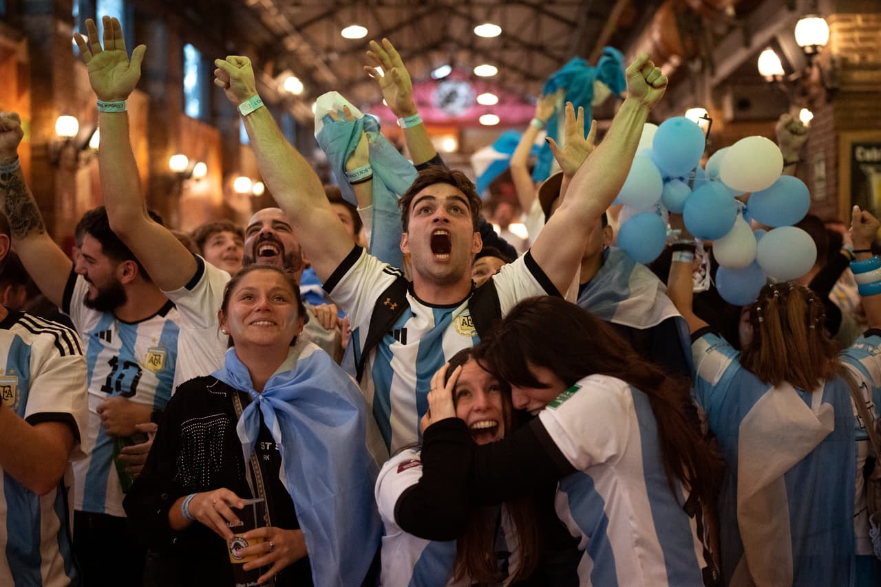 Hinchas argentinos en Barcelona, España, celebran tras el gol de Di María, el segundo para la escuadra albiceleste.