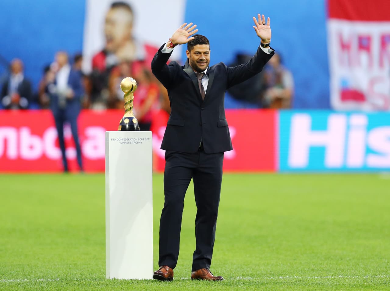 El "fenómeno" Ronaldo fue el encargado de llevar el trofeo antes del comienzo del encuentro.