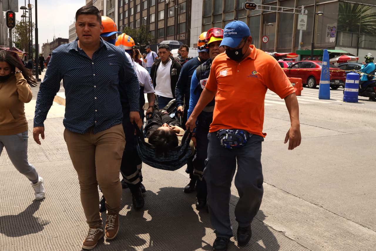 Paramédicos y voluntarios asisten a una persona en Ciudad de México que resultó herida.