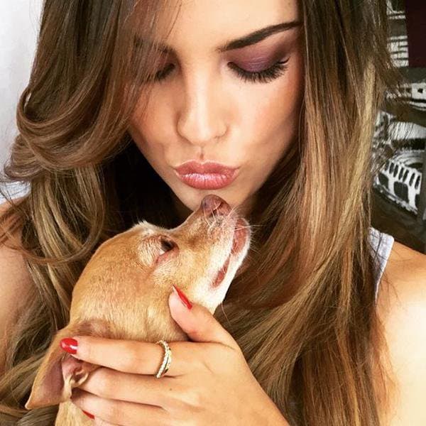 "Normalmente soy muy reservada, pero como algunos de ustedes saben mi perro es absolutamente todo para mí. Hoy ha sido un día tan difícil para mí, vi a mi bebé, a quien rescaté hace 14 años y con quien he compartido mi vida, perder el ojo por una triste enfermedad degenerativa", escribió la actriz.
<br>