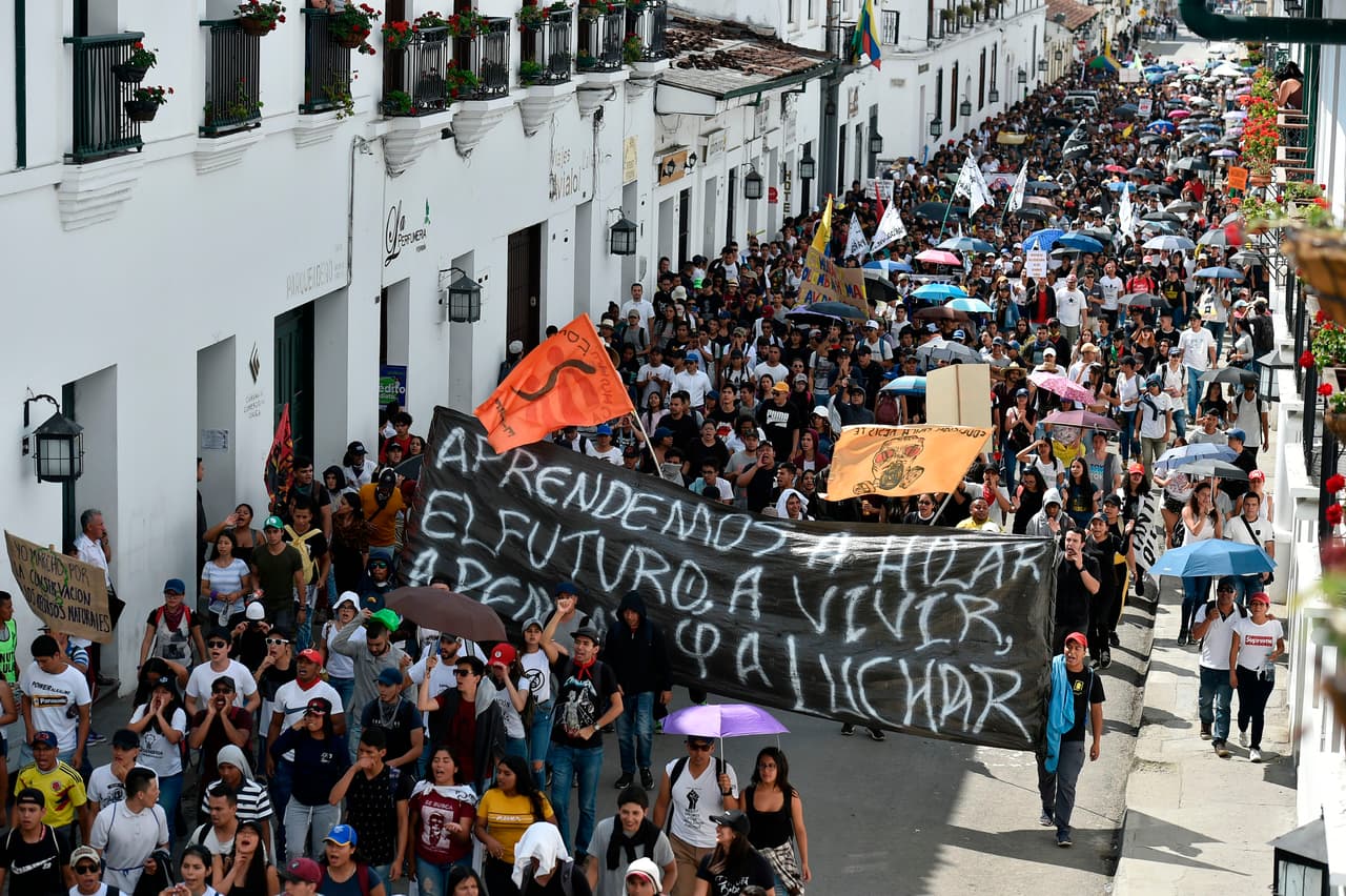 El mandatario también desmintió una posible reducción del salario mínimo y que los jóvenes reciban una remuneración por debajo de la estipulada por la ley, pero no logró desactivar la protesta. En la fotografía los manifestantes en una calle de Popayán, departamento de Cauca.