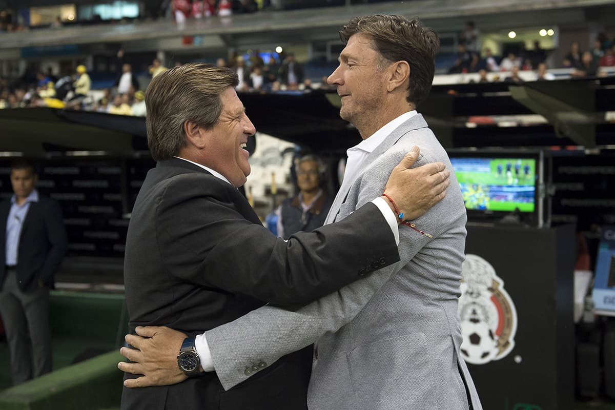 Al parecer olvidaron sus diferencias del Clausura 2018 los entrenadores Miguel Herrera del América (izquierda) y Hernán Cristante del Toluca (derecha).