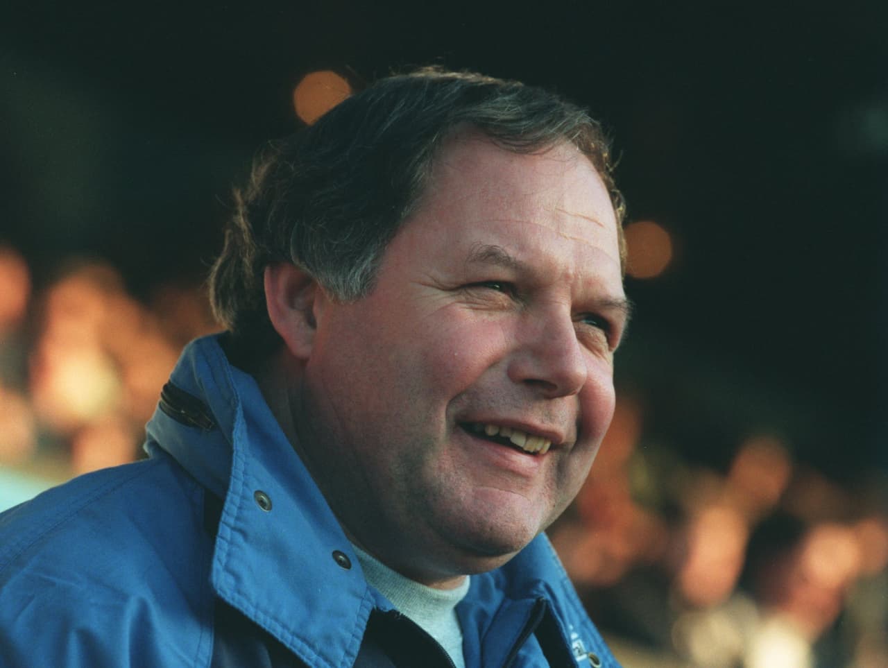 La solución que le sugirieron al señor Fry fue bastante extraña: orinar en cada uno de los banderines de la cancha, en cada esquina, para "limpiar" la mala vibra. A pesar de esto, su suerte no cambió y eventualmente fue despedido de su cargo.