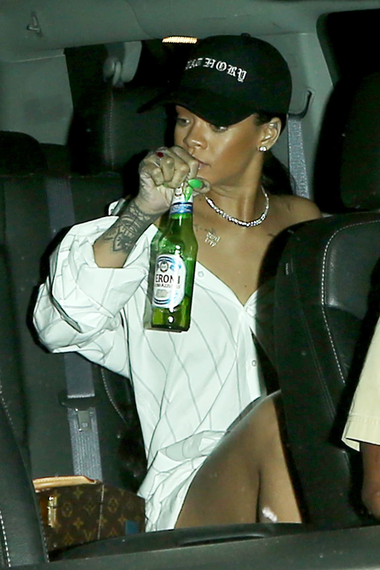 Cuando Rihanna sale de fiesta no brinda con fina champán.