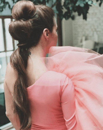 A través de redes sociales, la actriz presumió los detalles de su 'outfit'. La coleta alta, fue el peinado perfecto para estilizar su figura.