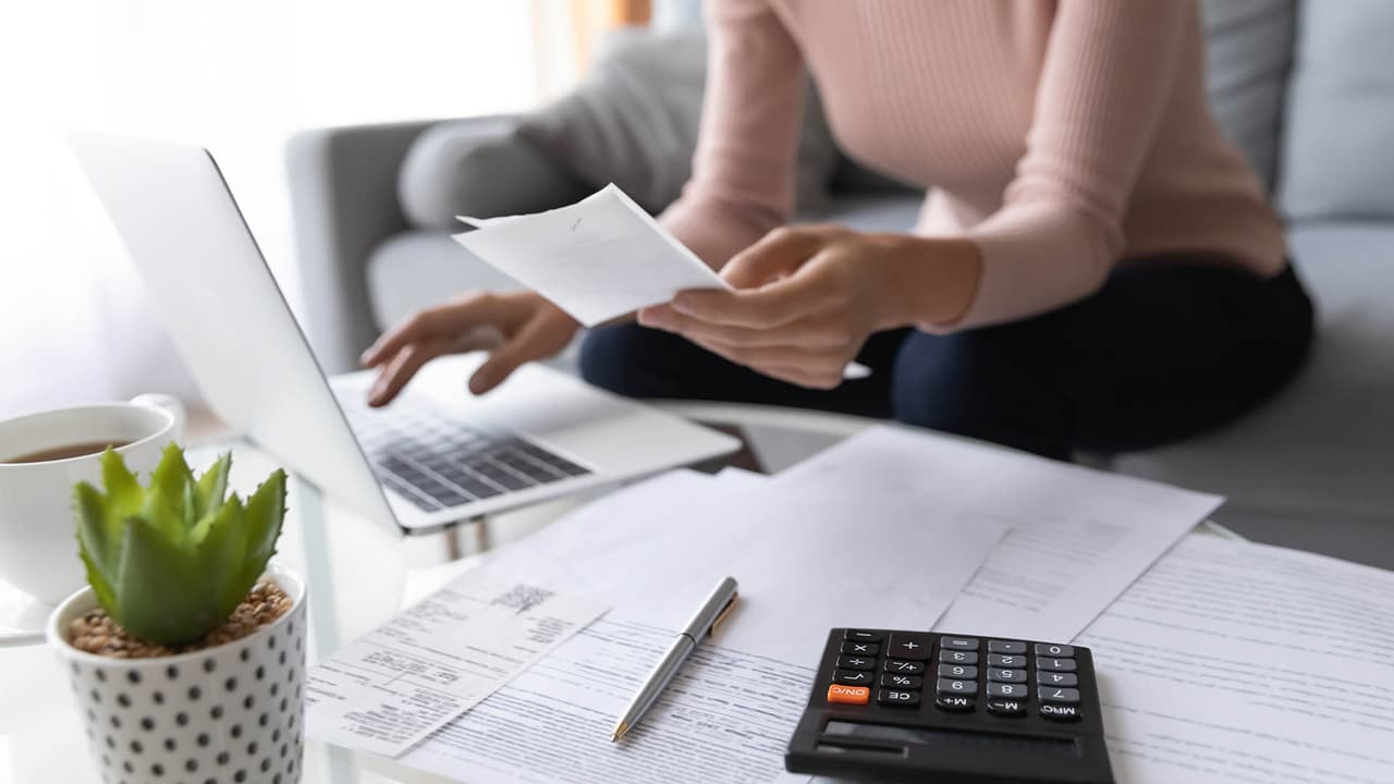 Independízate de las deudas: consejos para pagar, ahorrar y tener una vida financiera saludable