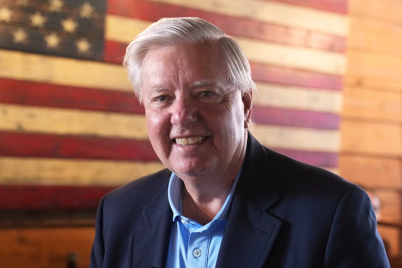 El senador republicano
<b> Lindsey Graham falleció el sábado por la noche, </b>según informó su oficina mediante un comunicado en el que se atribuyó su muerte 
<a href="https://www.univision.com/noticias/politica/muere-lindsey-graham-aliado-de-trump-tras-una-enfermedad-breve-y-repentina-a-71-anos" target="_blank">a “una breve y repentina enfermedad”</a>. Sin embargo, distintos medios nacionales reportan que la causa habría sido 
<b>un paro cardiaco ocurrido en su vivienda en Washington D.C.</b>
<br>