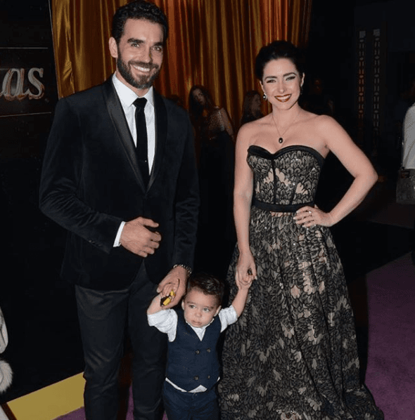 Ariadne Díaz llegó, acompañada de su pareja Marcus Ornellas y el hijo de ambos, Diego, quien participó en 'La doble vida de Estela Carrillo'.