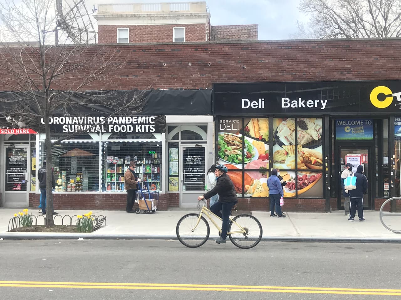 Un negocio vende comida para "sobrevivir la pandemia de coronavirus", como pone en un cartel fuera.