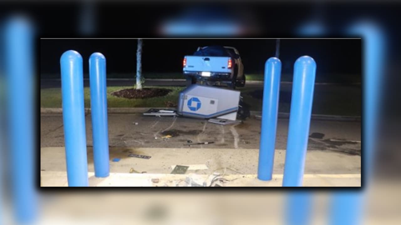 Los agentes respondieron a una alarma por robo, al llegar al banco vieron una camioneta blanca arrastrando un cajero automático a través del estacionamiento, cuando los sospechosos vieron a los agentes, corrieron hacia el bosque.